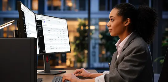 一名專業人士在桌前使用 Lenovo Device Orchestration 監控機群效能與生產力。