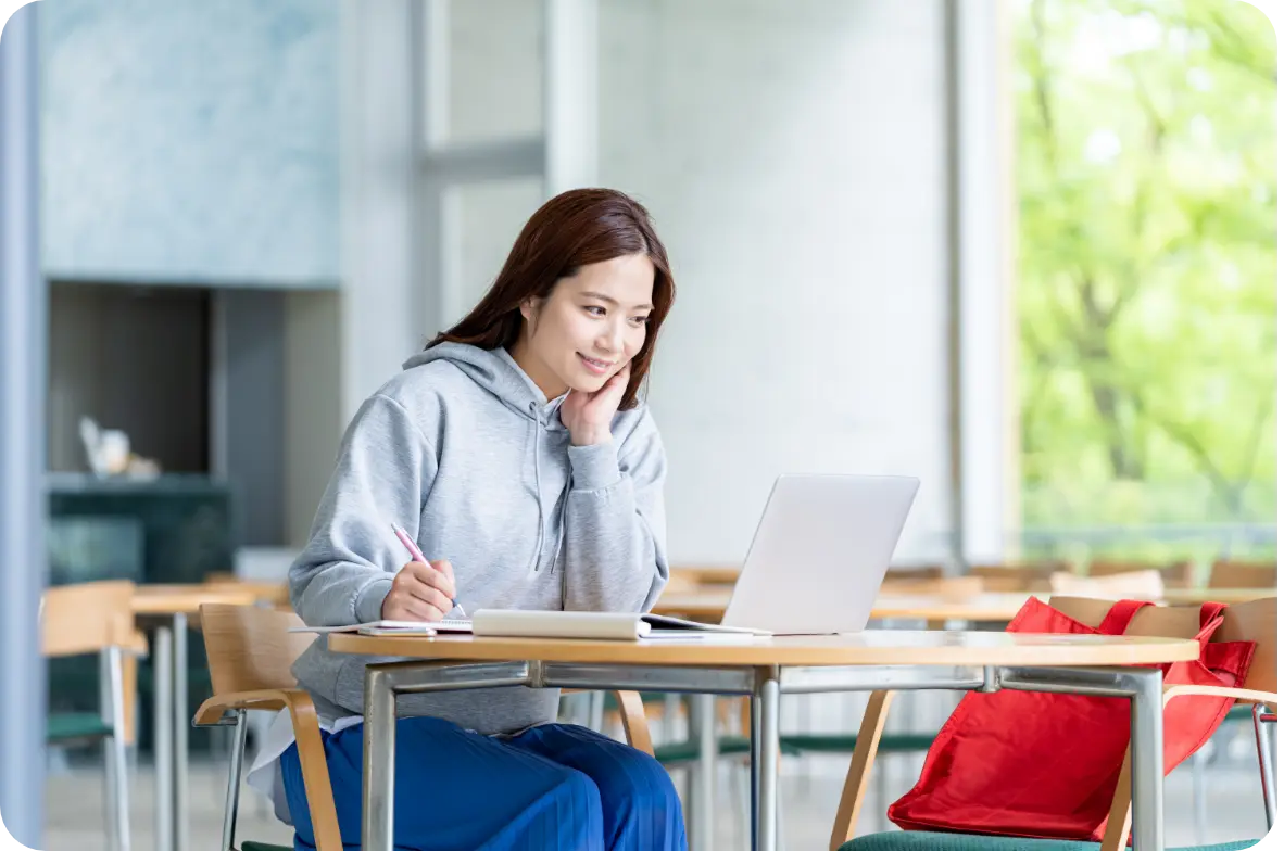 キャンパスライフを楽しむ大学生