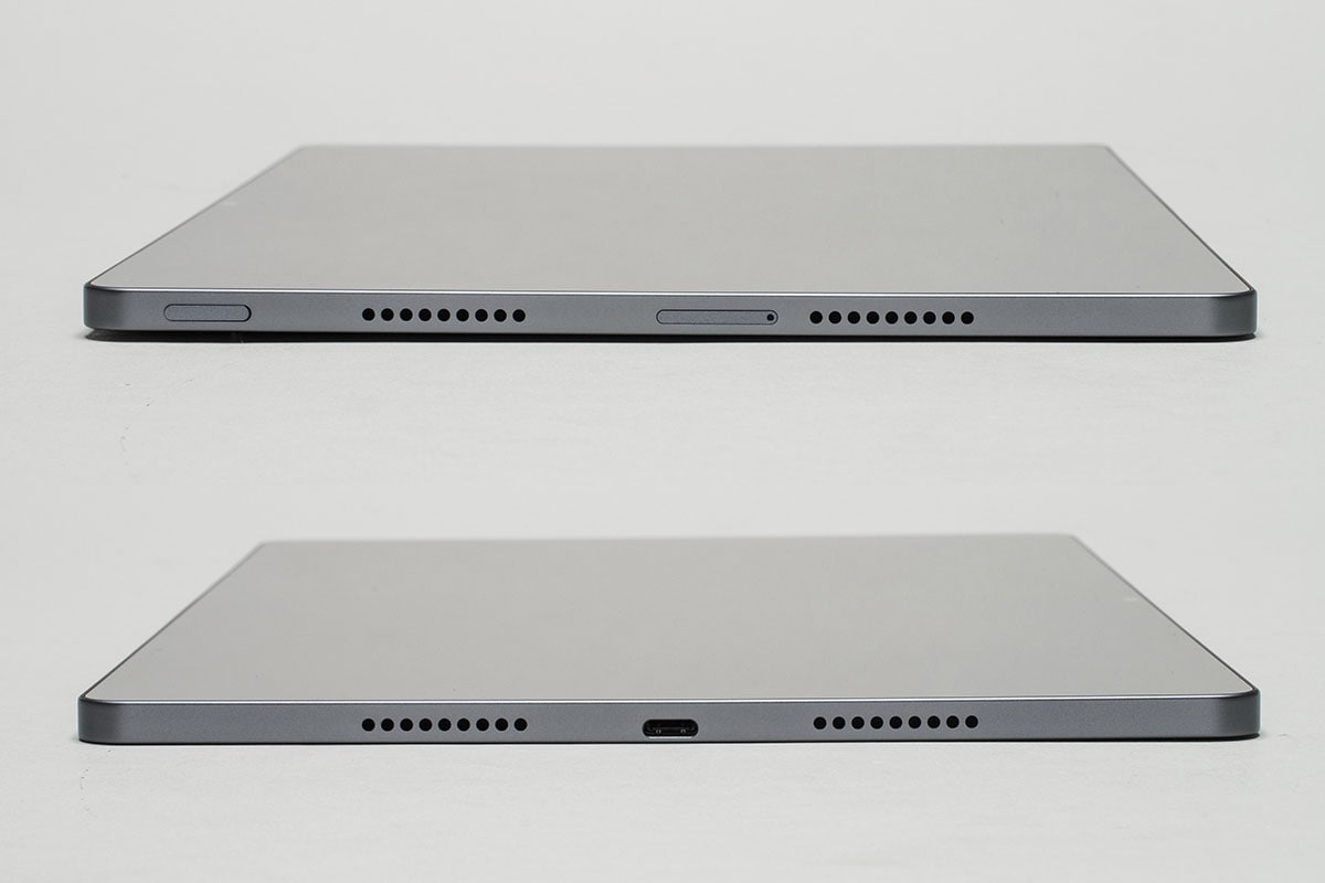 JBLチューニングのクワッドスピーカーは、左右に2つずつ配置される