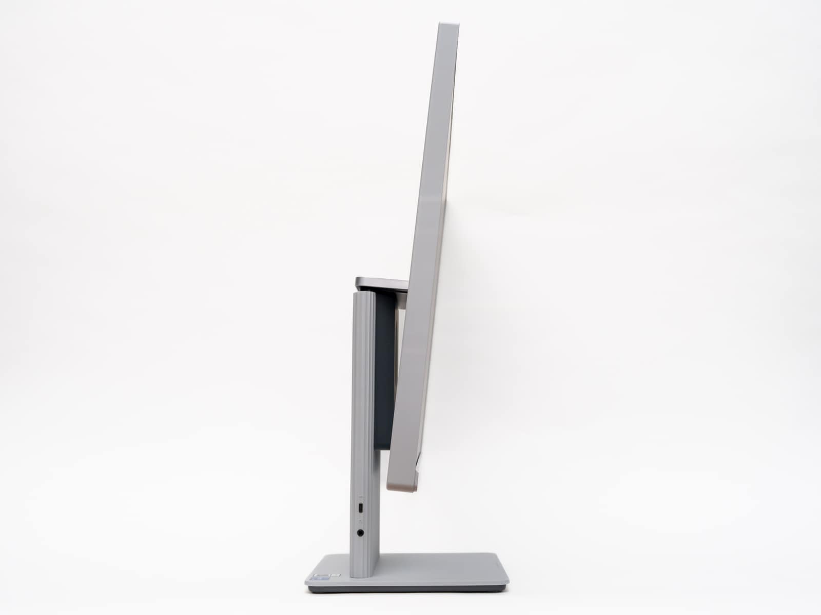 チルトヒンジ機構が搭載されており、上下方向に-5～15度の間で角度を調節できる