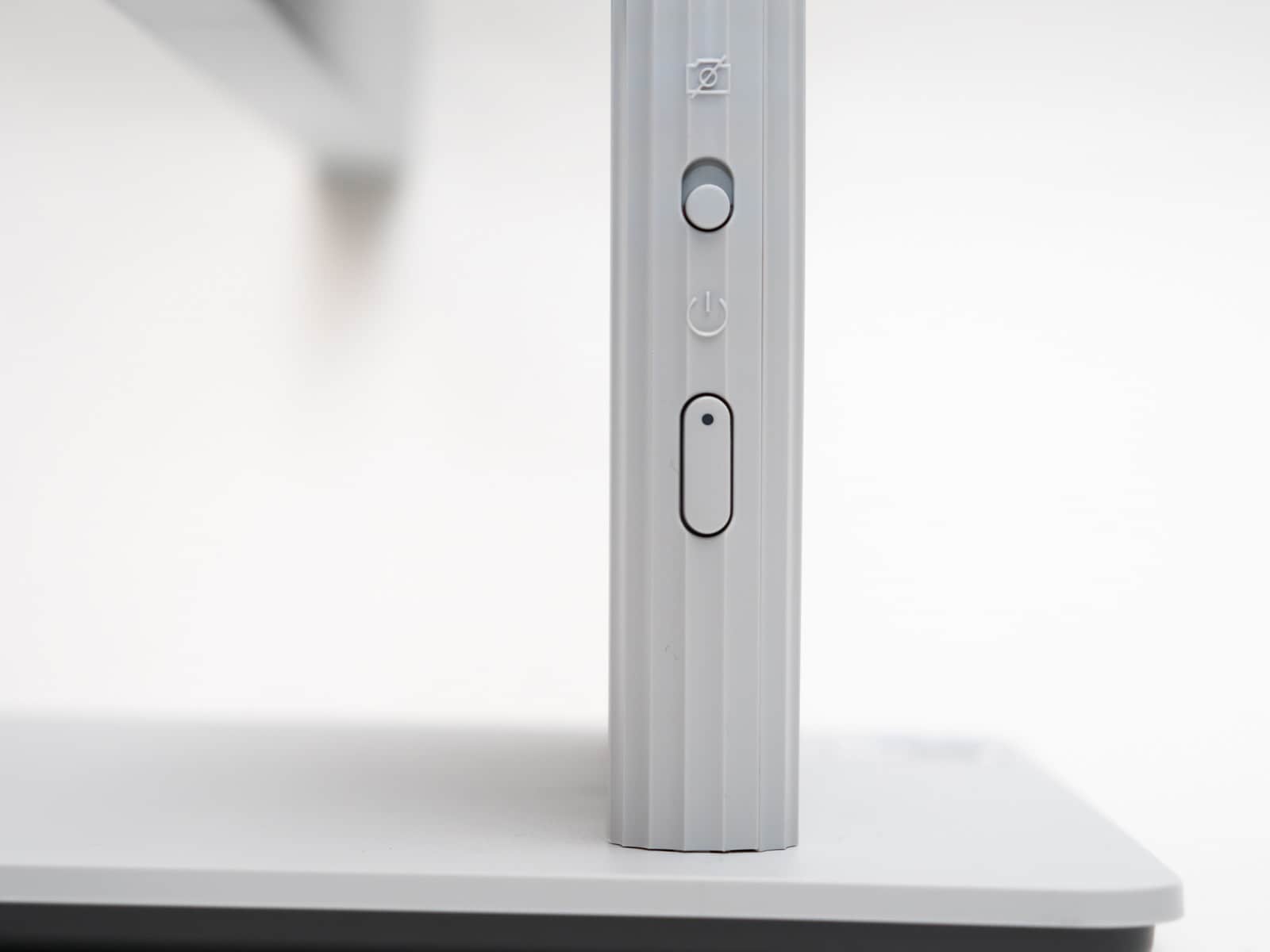 スタンド右側面の電源ボタンとプライバシーシャッター用スイッチ。スイッチをスライドさせることでカメラ機能のオンオフを切り替えられる