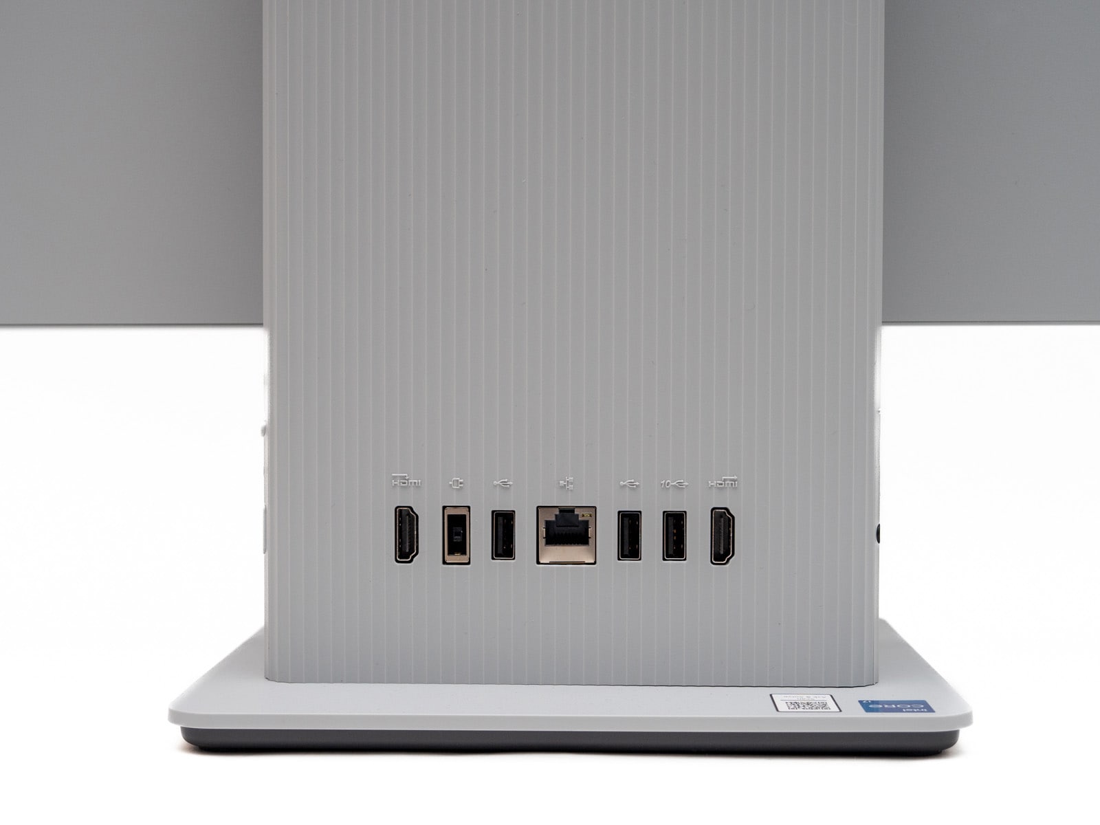 スタンドの背面には、USB 2.0（Type-A）ポートx2、USB 3.2 Gen2（Type-A）ポート、LANポート、HDMI入力端子、HDMI出力端子が搭載されている