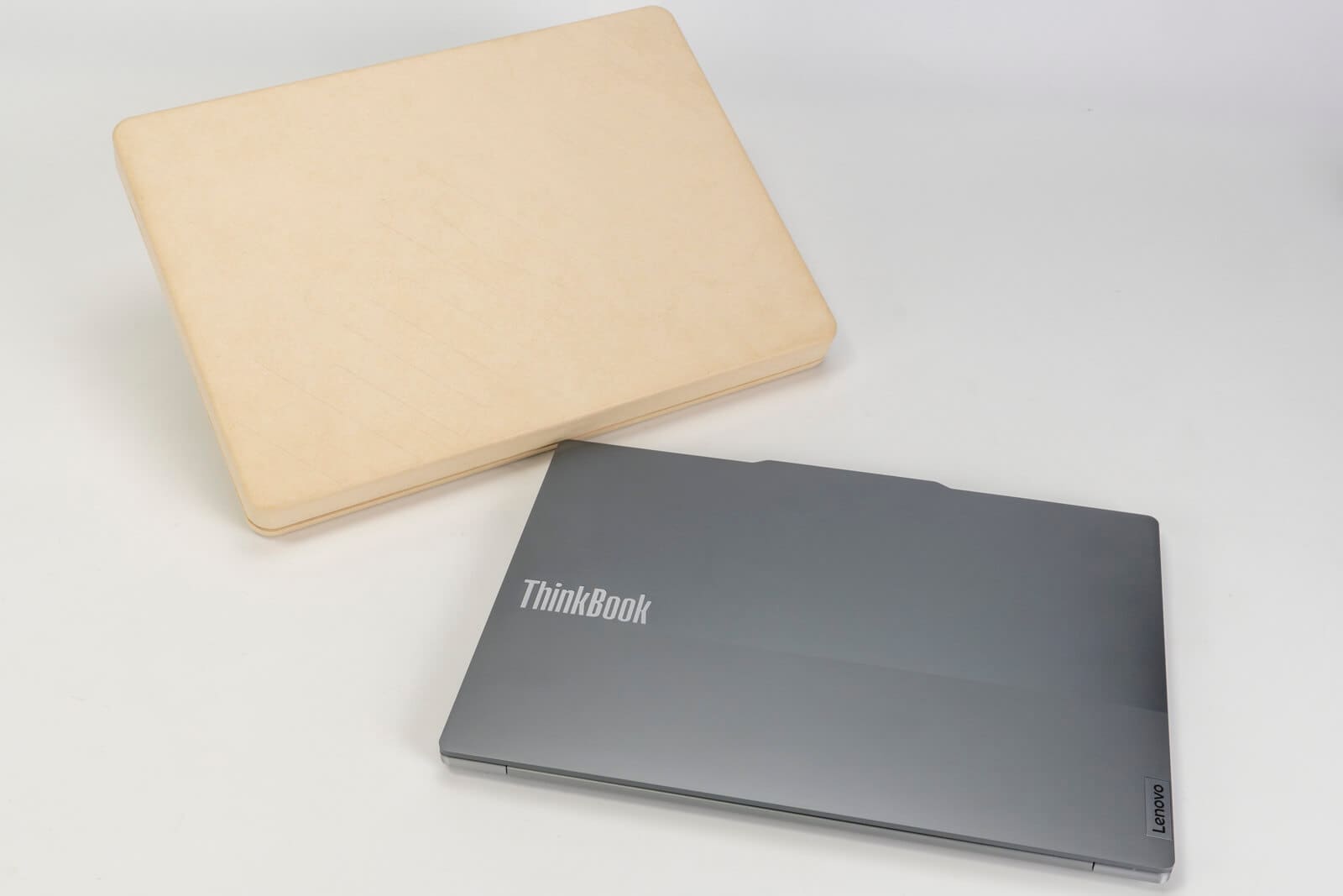 梱包材にサトウキビと竹をベースにした素材を採用。写真では分かりづらいが「ThinkBook」のロゴがエンボス加工されている。しっかりしているのとちょっと高級なパッケージングのようで、ある種の“高揚感”もある