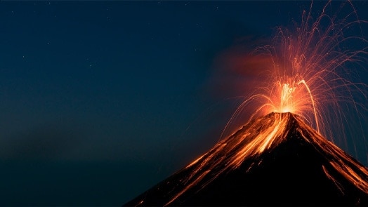 Извержение вулкана ночью