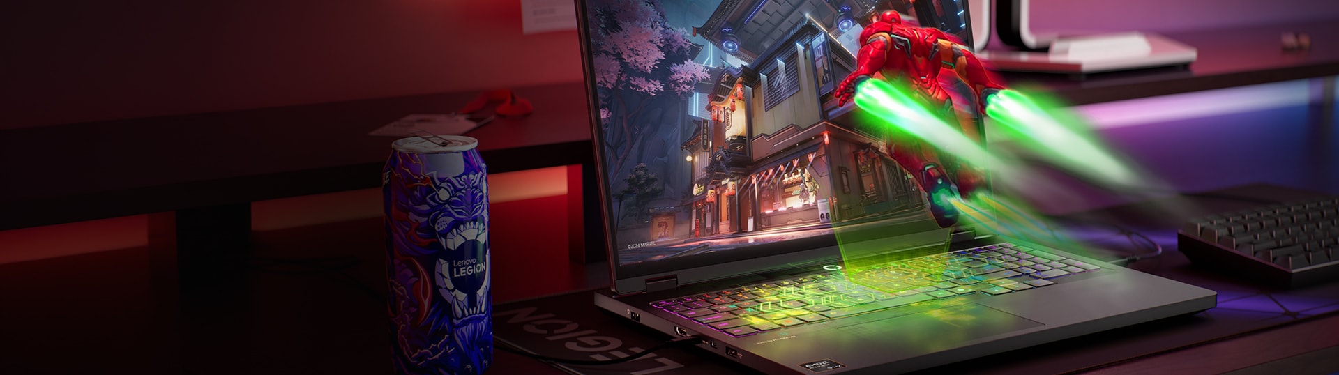 Una Portátil lenovo Legion Pro 5 con screenfill de juego y robot volador frente a la pantalla en un escritorio