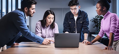 Personas trabajando con una laptop ThinkPad.