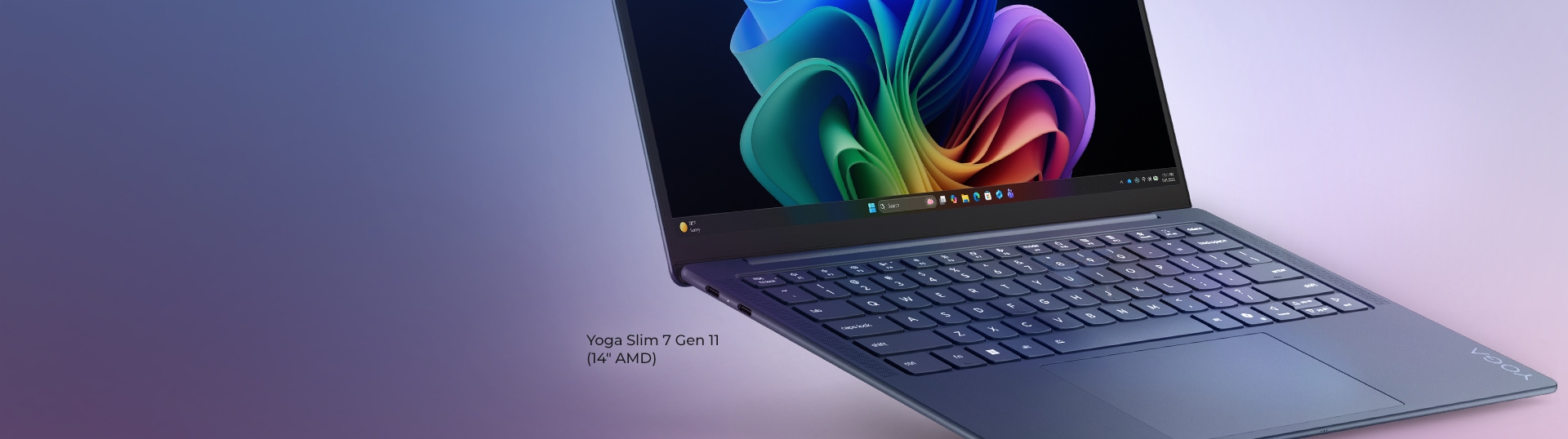 una laptop Lenovo Yoga Slim 7 con screenfill de copilot+ pc en fondo celeste vista de frente