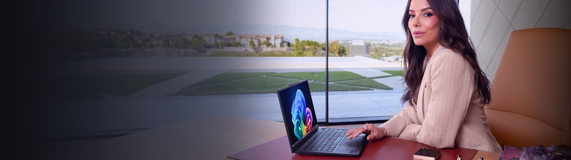 Una mujer y un hombre sentados enfrentados, en escaleras, trabajando y usando sus laptops Lenovo ThinkPad.