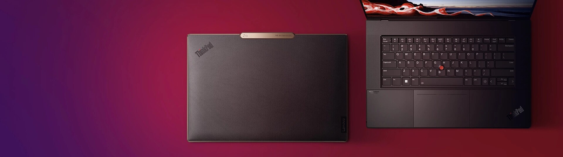 Un ThinkPad Z13 fermé et un ThinkPad Z16 ouvert, vus du dessus