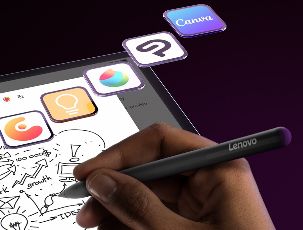 Une main tenant le stylet Lenovo Tab Pen Pro dessinant sur le Lenovo Yoga Tab Plus avec les applications créatives ouvertes.