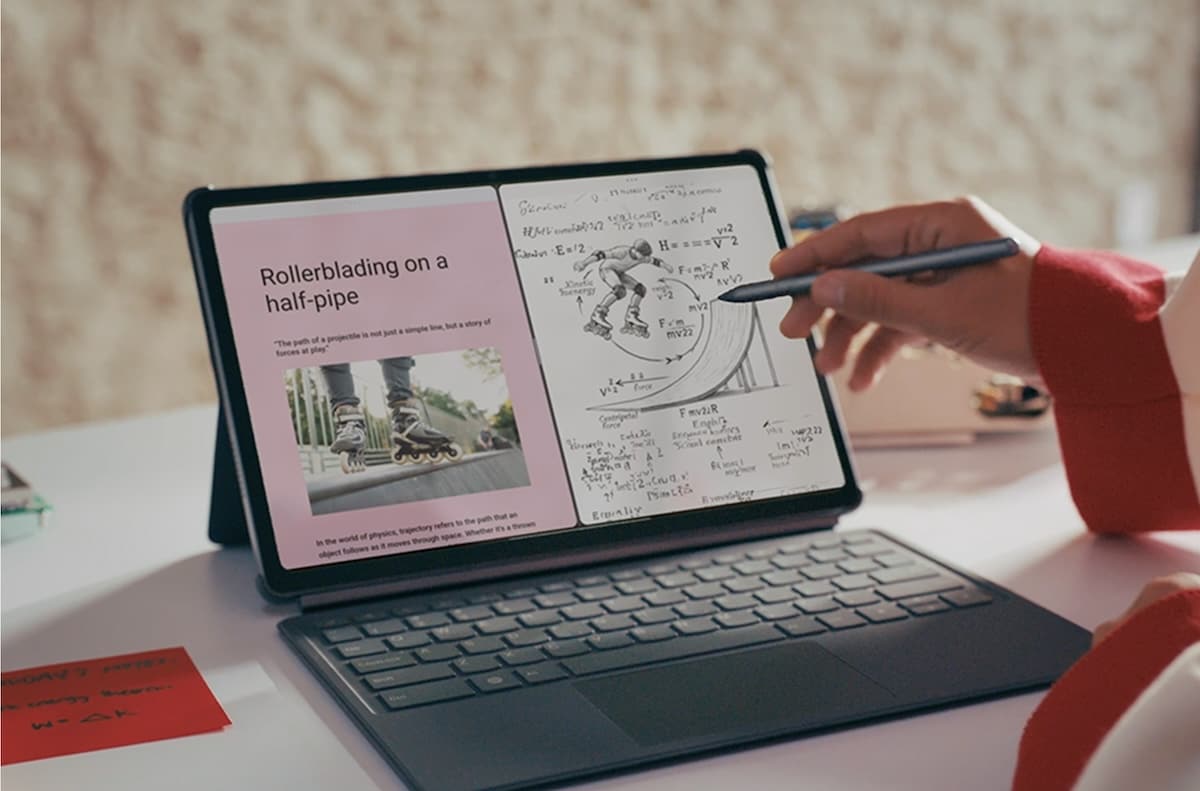 Étudiant qui utilise la tablette Lenovo Idea Tab Pro en mode écran divisé pour prendre des notes et voir les documents d’étude avec le stylet Tab Plus de Lenovo.
