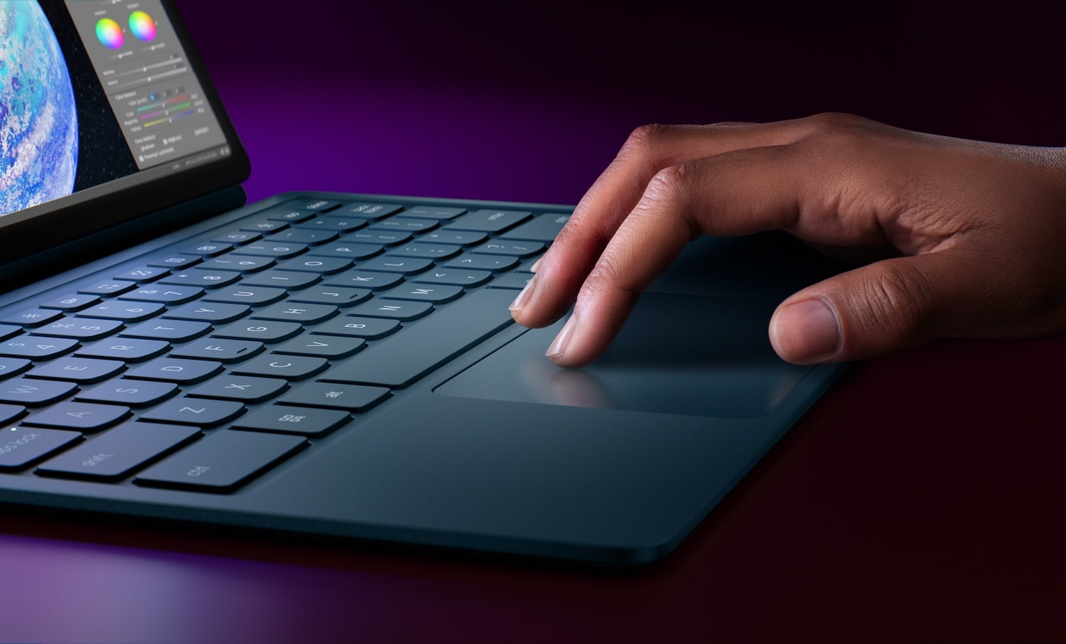 Gros plan d’un utilisateur interagissant avec le pavé tactile intégré du clavier Lenovo Yoga Tab Plus.