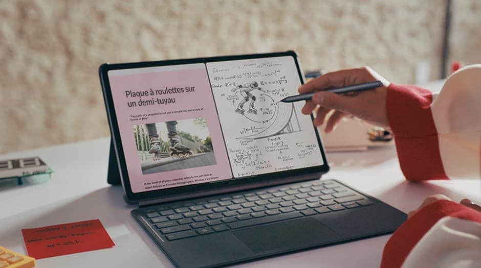 Étudiant utilisant Lenovo Idea Tab Pro en mode écran partagé pour prendre des notes et voir le matériel d’étude de manière simulée avec Lenovo Tab Pen Plus.