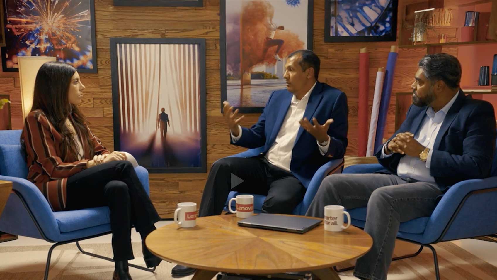 Alexa Carlin interviewe Lohit Lakshman et Anil Nair dans le studio Lenovo.