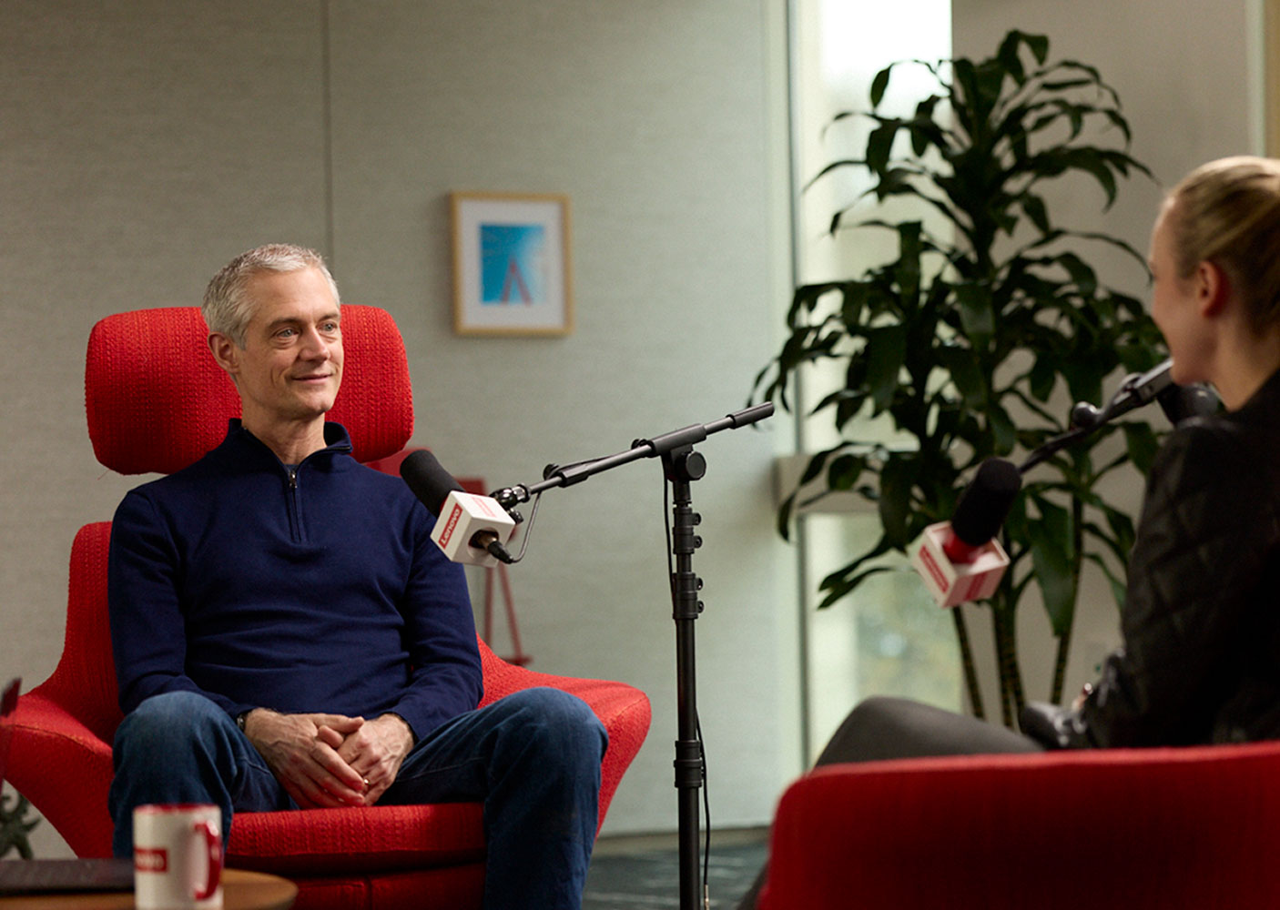 Tiffany Janzen entrevista a Tom Butler.