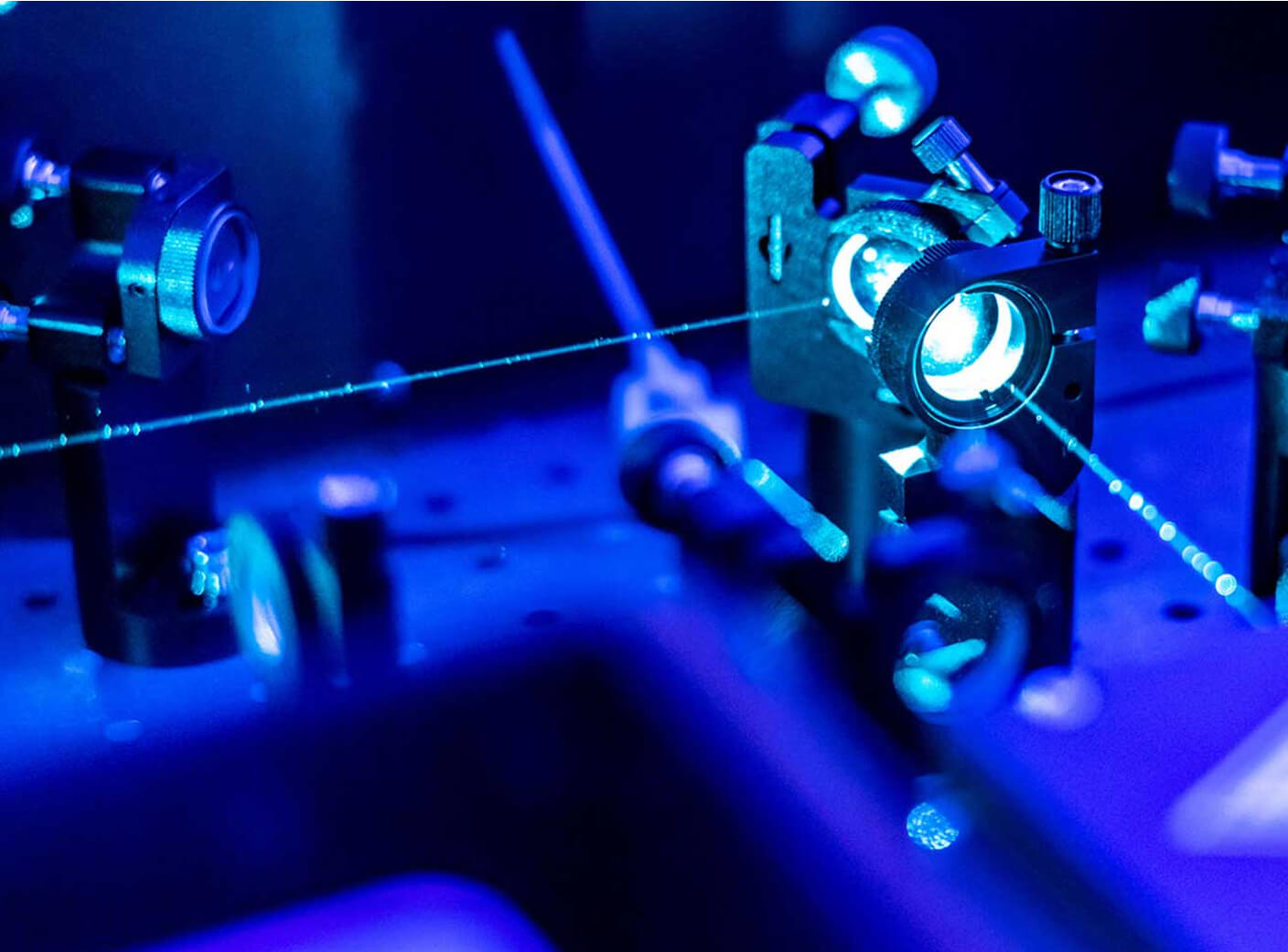 Faisceaux laser bleus d'éclairage.