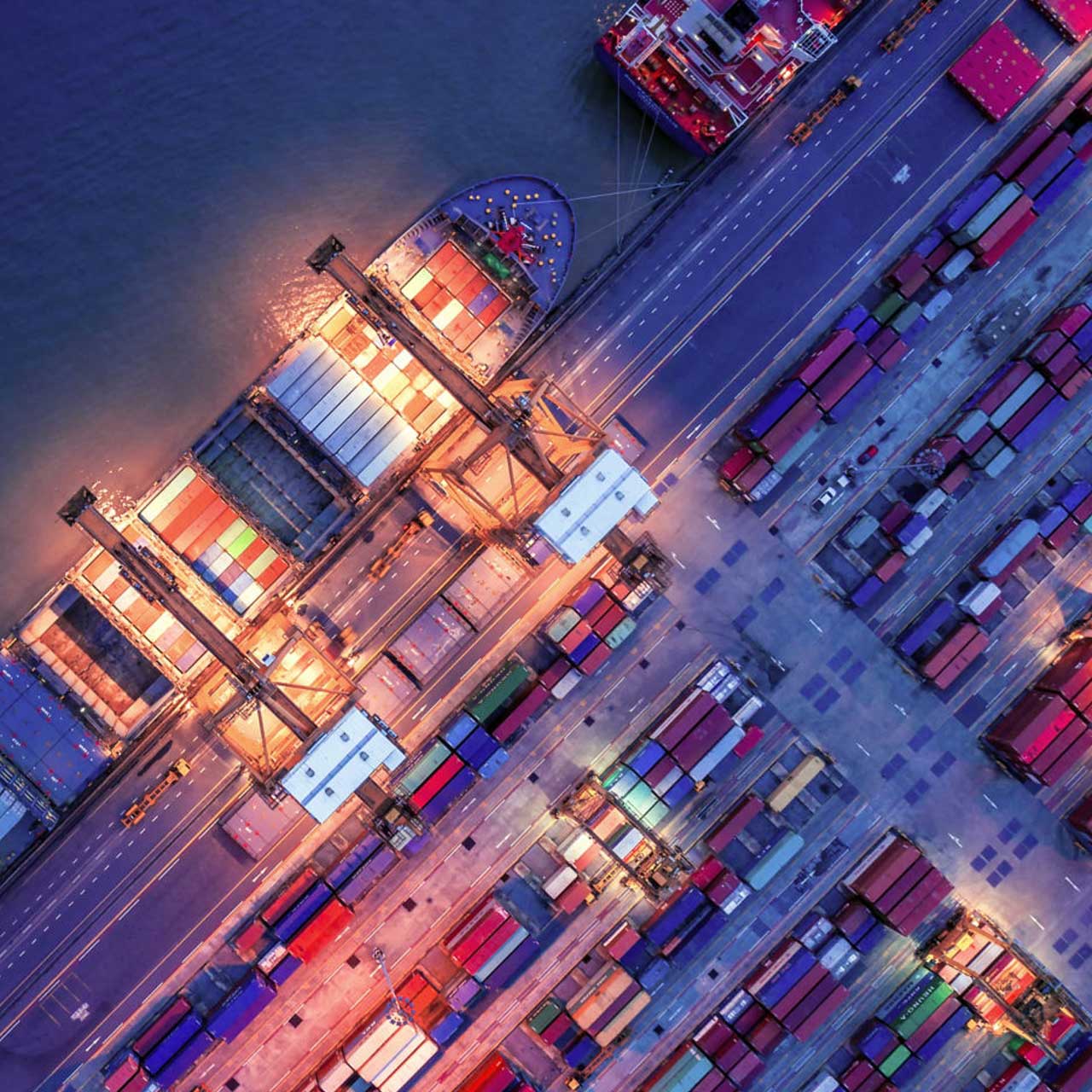 Vue aérienne d’un gros cargo amarré au port.