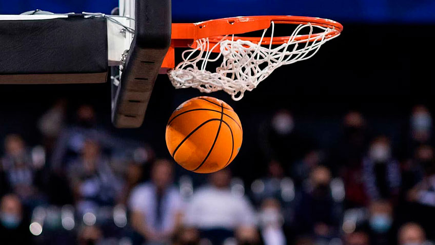 Ein Basketball, der durch einen Korb saust. 