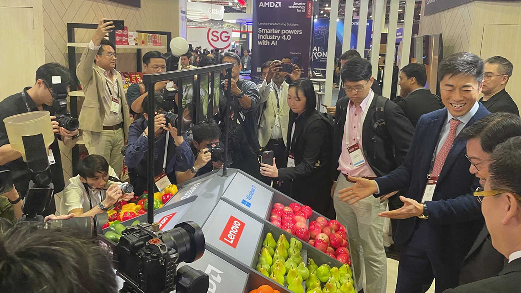 Fotógrafos reclamando imágenes de las Retail Solutions de Lenovo en una tienda de conveniencia emergente en la Semana de Innovación y Tecnología de Singapur (SWITCH).