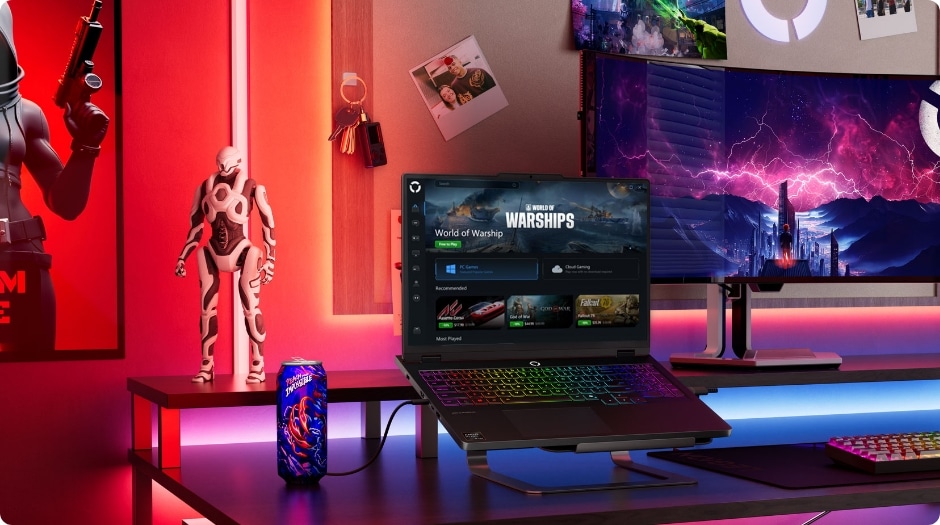 La configuration de jeux Lenovo Legion comprend un portable qui fait fonctionner des navires de guerre, un moniteur incurvé et des accessoires RVB dans une pièce illuminée rouge et bleu.