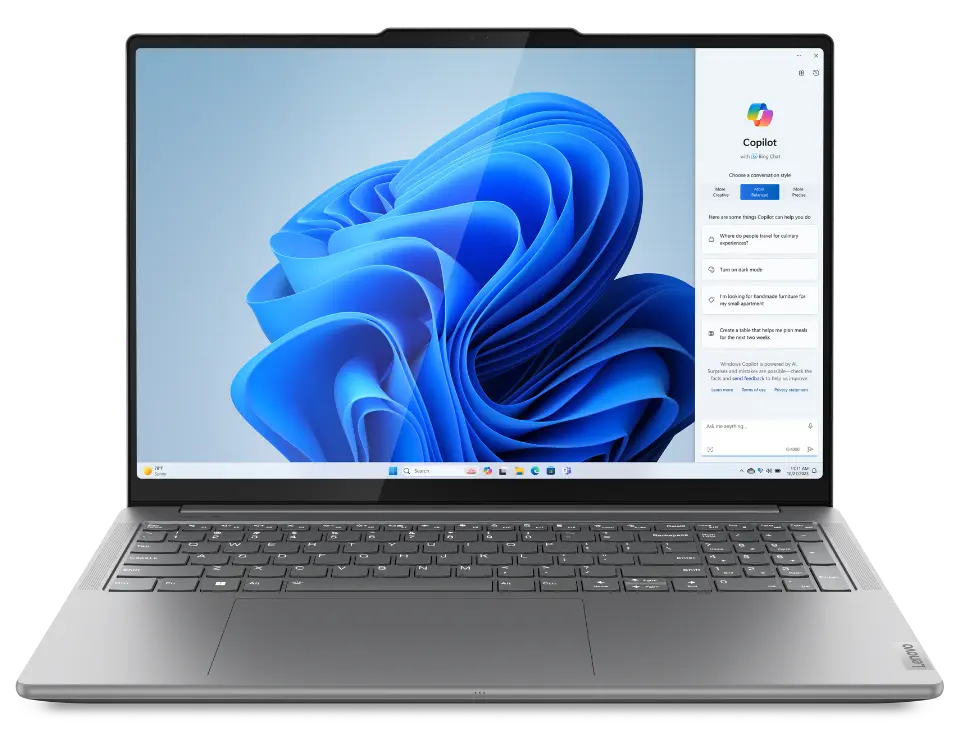 มุมมองด้านหน้าของ Yoga Pro 9i Gen 9 (16” Intel) ที่เปิดอยู่ พร้อมด้วย Windows Copilot บนหน้าจอ