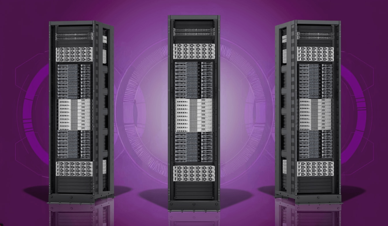 Trois baies de serveurs sur un fond violet.