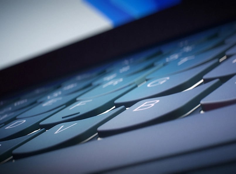 Detailní záběr Lenovo Yoga s klávesami klávesnice v plném zobrazení