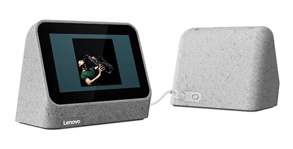 Hai thiết bị Lenovo Smart Clock Gen 2 — giao diện trước và sau, đã cắm dây nguồn và hình ảnh một người đang chơi saxophone trên màn hình