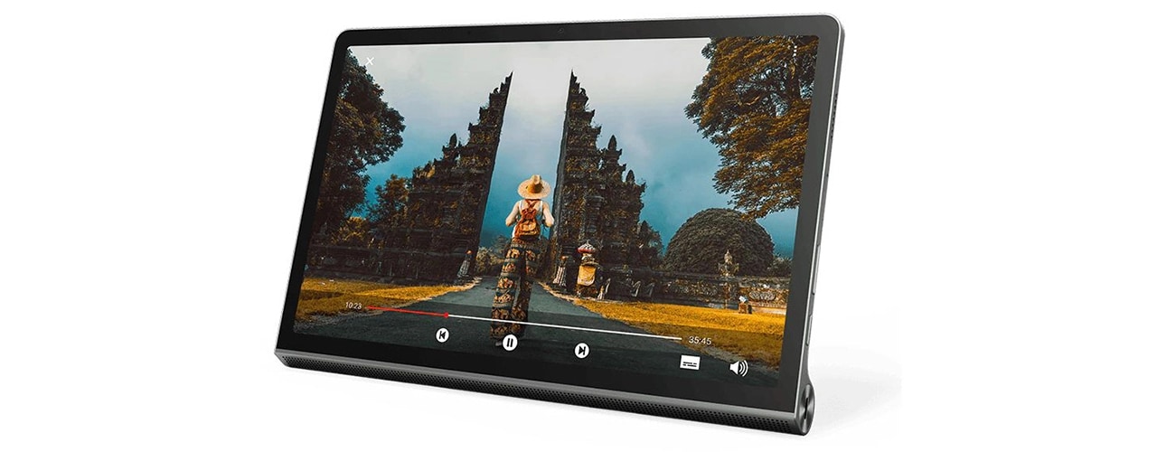 Vue avant de la tablette Lenovo Yoga Tab 11 avec une vidéo montrant une personne marchant sur un chemin pavé vers une sorte de ruines en pierre.