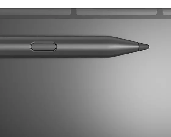 Primeiro plano da Lenovo Precision Pen 3 pousada na respetiva ranhura de carregamento magnético no Lenovo Tab P12 Pro.