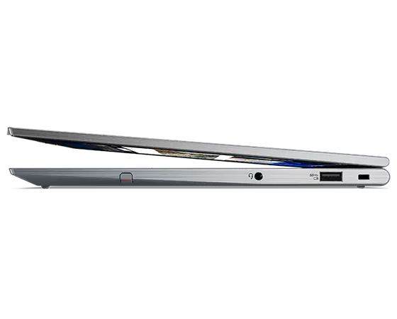 Vista del lateral derecho casi cerrado del portátil Lenovo ThinkPad X1 Yoga 2-en-1 de 7.ª generación.
