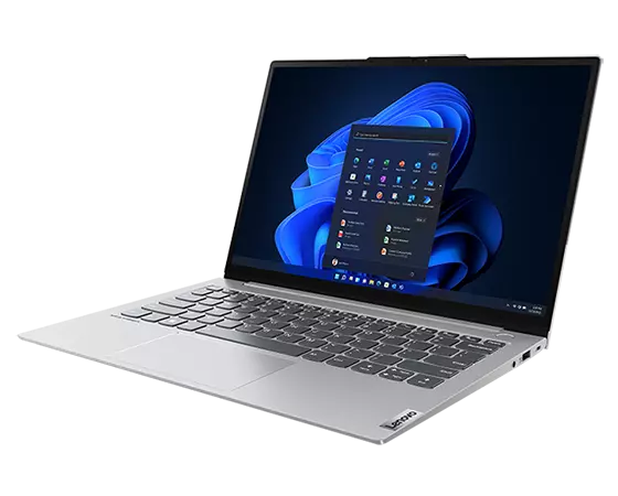 Lenovo ThinkBook 13s Gen 4 Notebook, Schrägansicht mit Blick auf die Anschlüsse auf der rechten Seite, mit Windows 11 Pro auf dem Display.