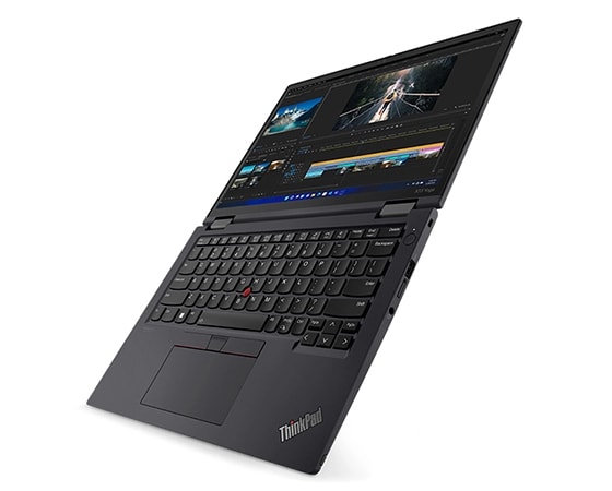 Vista lateral derecha del ThinkPad X13 Yoga de 3.ª generación (13'' Intel), abierto 180 grados, inclinado, con la pantalla y el teclado