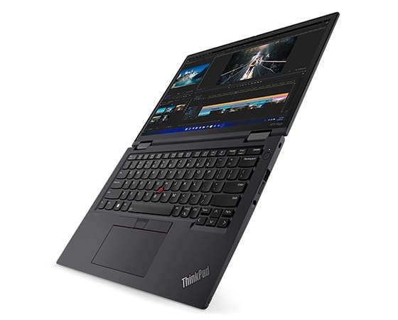 Rechterzijaanzicht van ThinkPad X13 Yoga Gen 3 (13'', Intel), 180 graden geopend, schuin, met scherm en toetsenbord zichtbaar