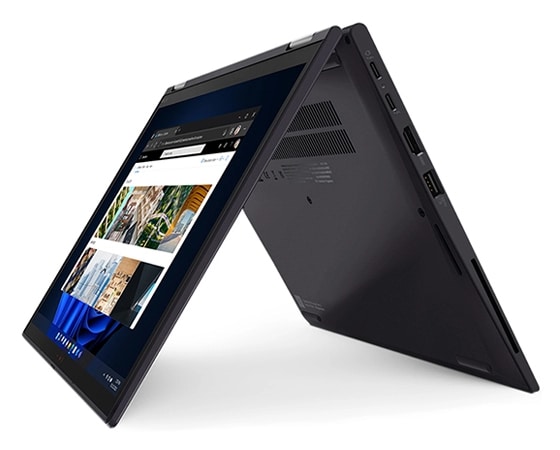 Vue latérale gauche du ThinkPad X13 Yoga Gen 3 (13 » Intel) en mode tente, montrant l’affichage