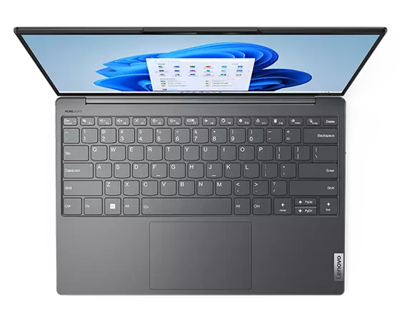 Yoga Slim 7i Carbon Gen 7 set ovenfra med visning af tastatur, Windows 11 på skærmen