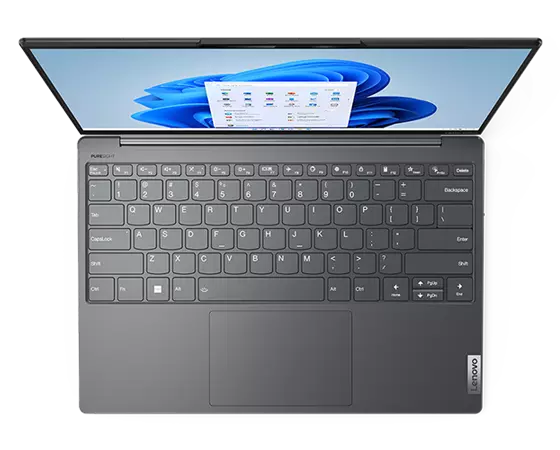 Ansicht der Tastatur des Yoga Slim 7i Carbon Gen 7 von oben, mit Windows 11 auf dem Display