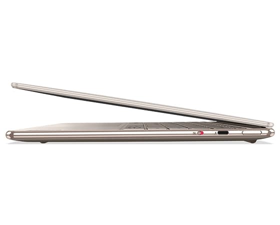 Profilansicht des Lenovo Yoga Slim 9i Gen 7 (14" Intel) Notebooks von rechts, leicht geöffnet, mit Blick auf die Anschlüsse