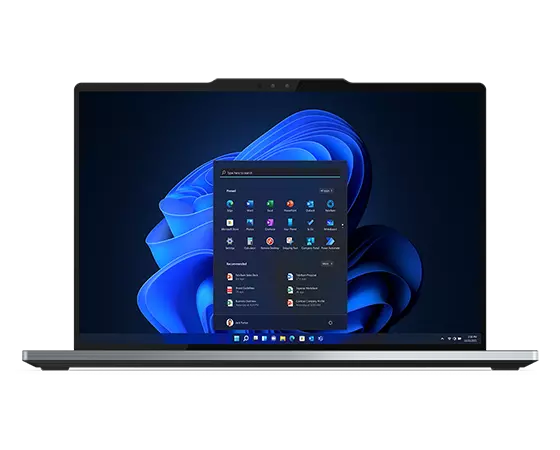 Vue avant du portable Lenovo ThinkPad Z13 ouvert à 90 degrés, en se concentrant sur l’écran et le menu Démarrer de Windows 11 Pro.