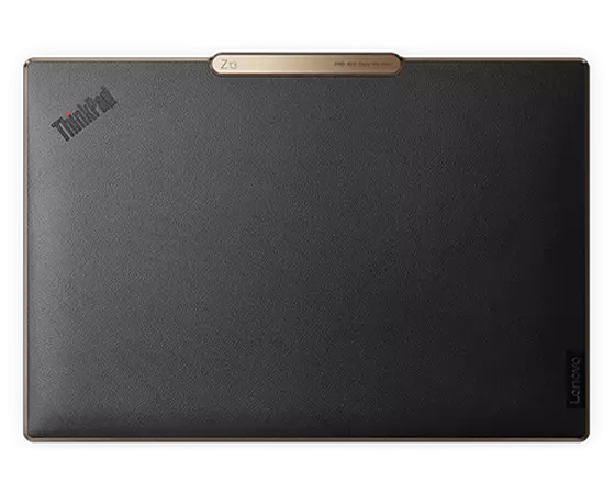 Vue aérienne du couvercle du portable Lenovo ThinkPad Z13 en bronze avec cuir végan en PET recyclé noir.