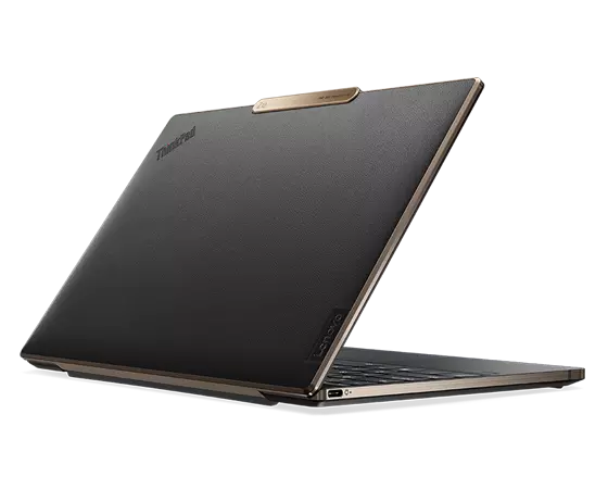 Vue arrière du portable Lenovo ThinkPad Z13 présentant le couvercle supérieur en bronze avec du cuir végan en PET recyclé noir.