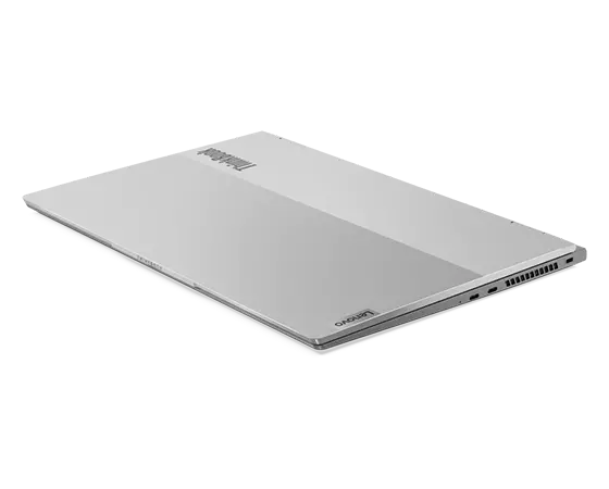 Portable Lenovo ThinkBook 16p Gen 2 (16'' AMD), vue avant droite de trois quarts et légèrement de dessus, capot fermé