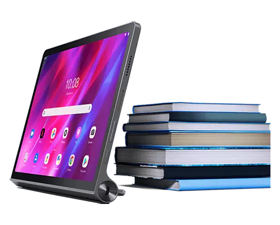 Surfplattan Lenovo Yoga Tab 11 – snett framifrån från höger, uppstöttad framför en hög med böcker med hemskärmen och appikoner på skärmen