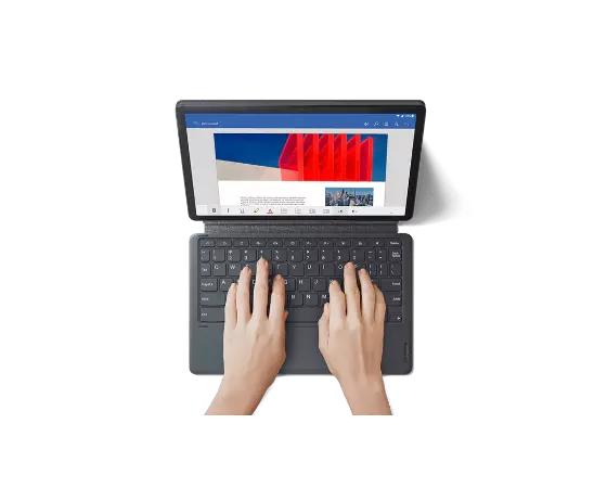 Vue du dessus de la tablette Lenovo Tab P11, gris ardoise, avec clavier en cours d’utilisation