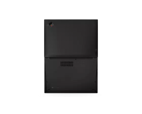 Die 180 Grad geöffnete Rückseite des Notebooks Lenovo ThinkPad X1 Carbon Gen 9, präsentiert die mit Kohlefasergewebe veredelte untere und obere Abdeckung.