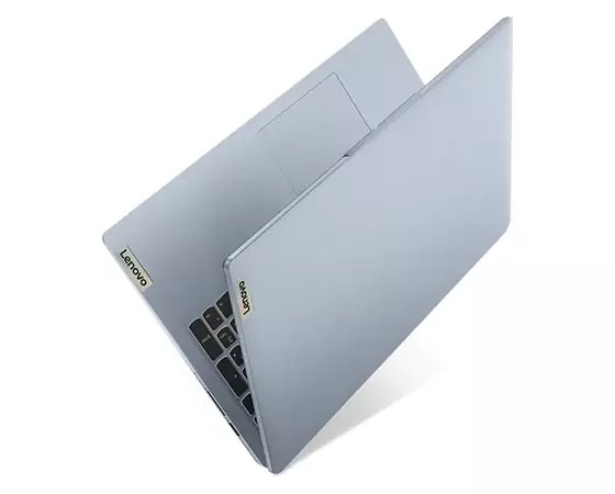 Ansicht des Lenovo IdeaPad 3 Gen 7 (15'' AMD) von hinten, um 45 Grad geöffnet, nach links geneigt und in den Himmel zeigend, mit dem flachen und leichten Design im Mittelpunkt.
