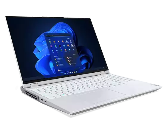 Vue latérale gauche de l’ordinateur portable de gaming Lenovo Legion 5i Pro Gen 7 (16'' Intel), modèle Glacier White, ouvert