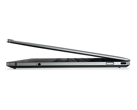 Vue latérale droite de l’ordinateur portable Lenovo ThinkPad Z13 ouvert à 10 degrés.
