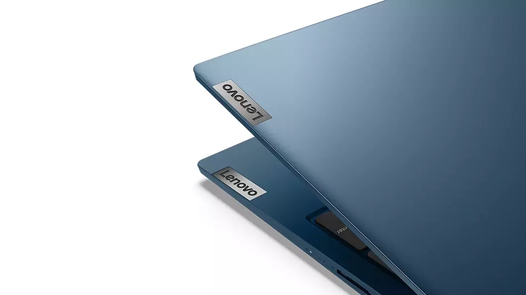 Close-up van de hoek van de groenblauwe Lenovo IdeaPad 5 (15)
