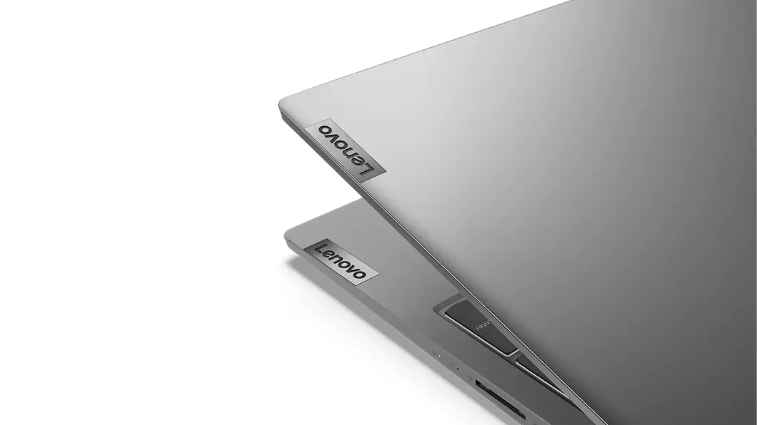 Close-up van de hoek van de grijze Lenovo IdeaPad 5 (15)
